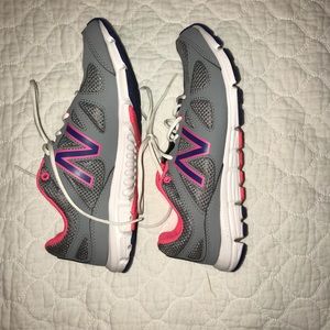 New balance tennis shoes